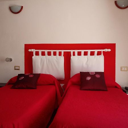 Ada'S Guest House Bosa Esterno foto