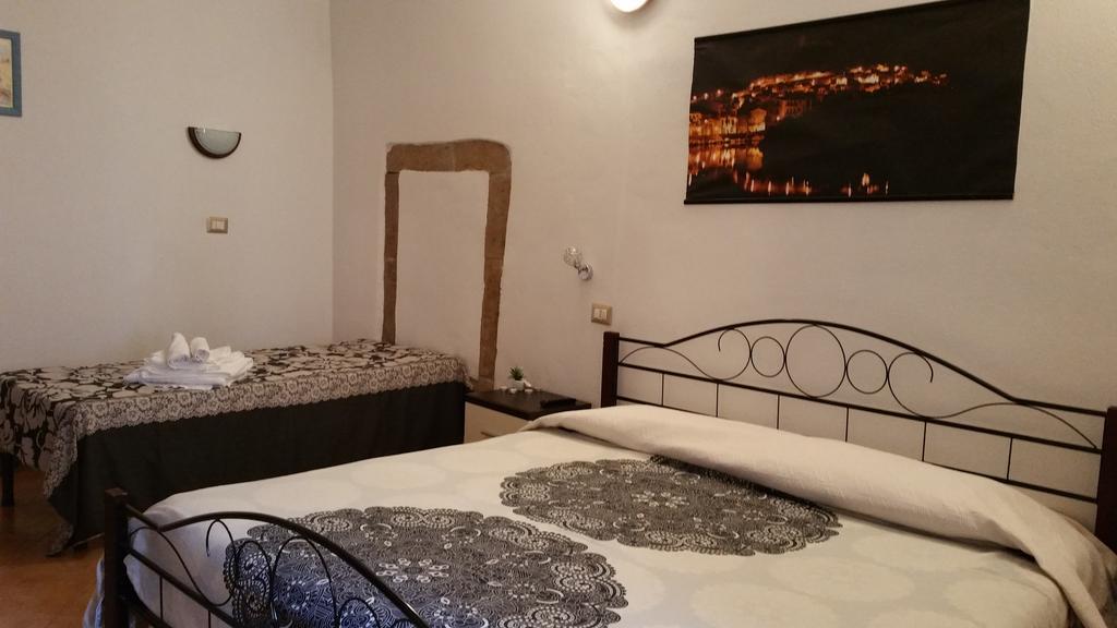 Ada'S Guest House Bosa Esterno foto