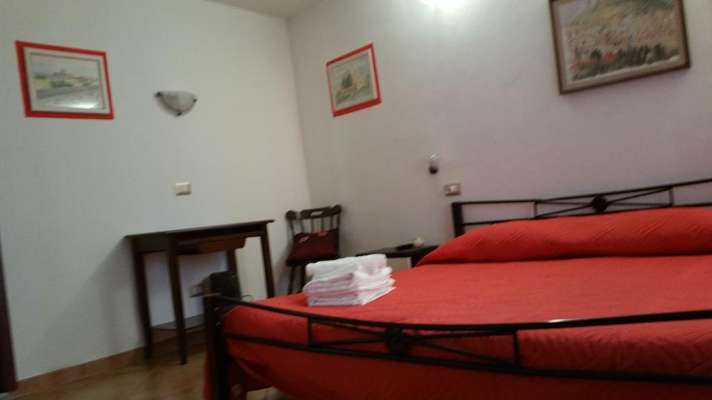 Ada'S Guest House Bosa Esterno foto
