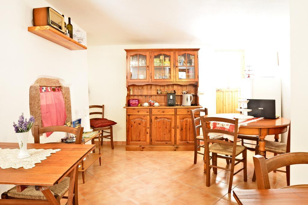 Ada'S Guest House Bosa Esterno foto