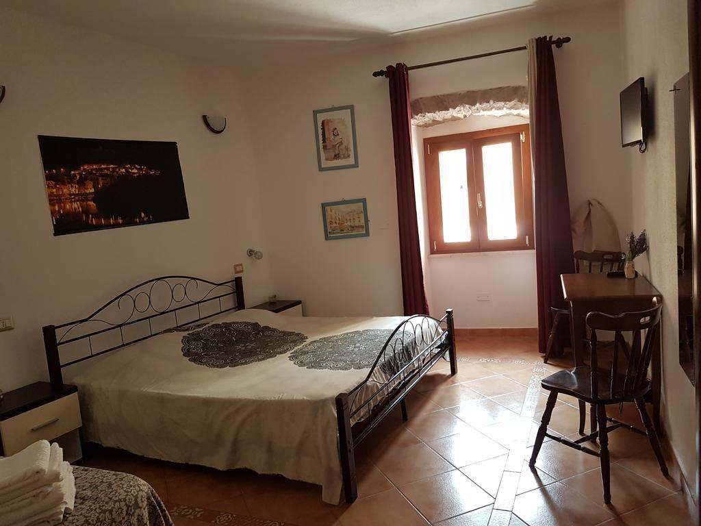 Ada'S Guest House Bosa Esterno foto