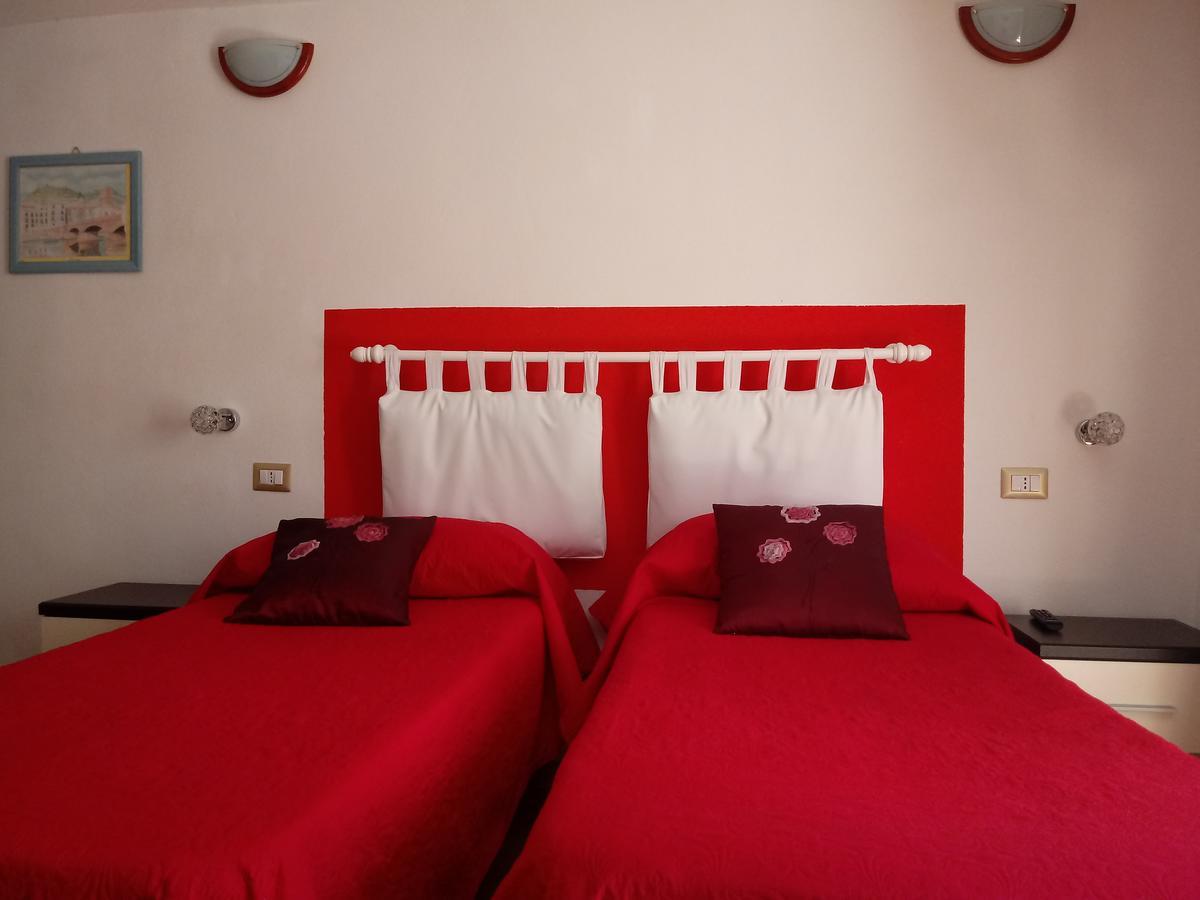 Ada'S Guest House Bosa Esterno foto